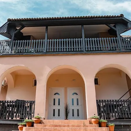 Tieffapartmanhaz Apartment