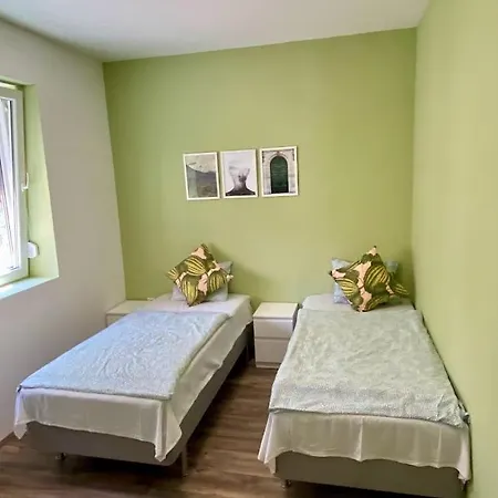Tieffapartmanhaz Appartement