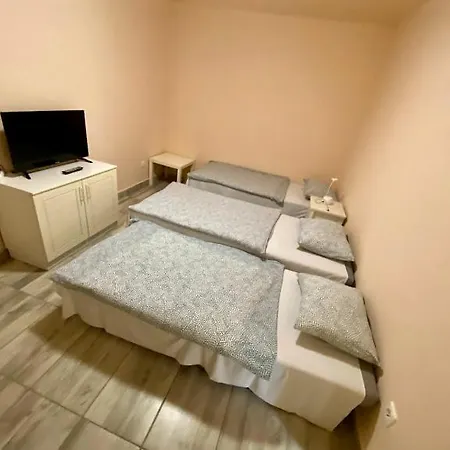 Tieffapartmanhaz Apartment *