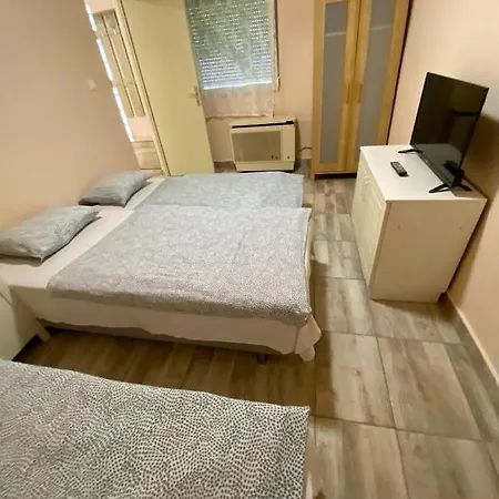 Tieffapartmanhaz Apartment