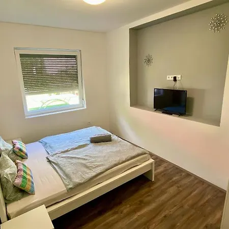 Tieffapartmanhaz Apartment *