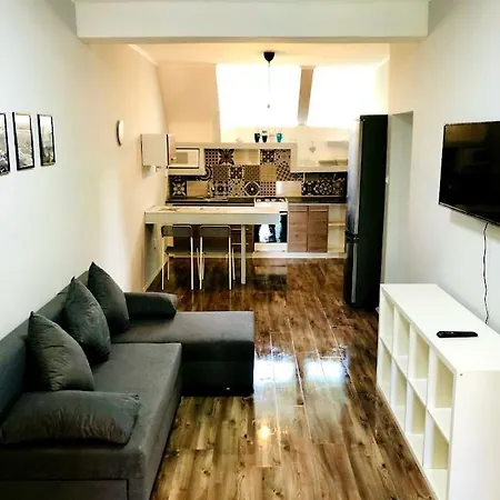 Tieffapartmanhaz Apartament